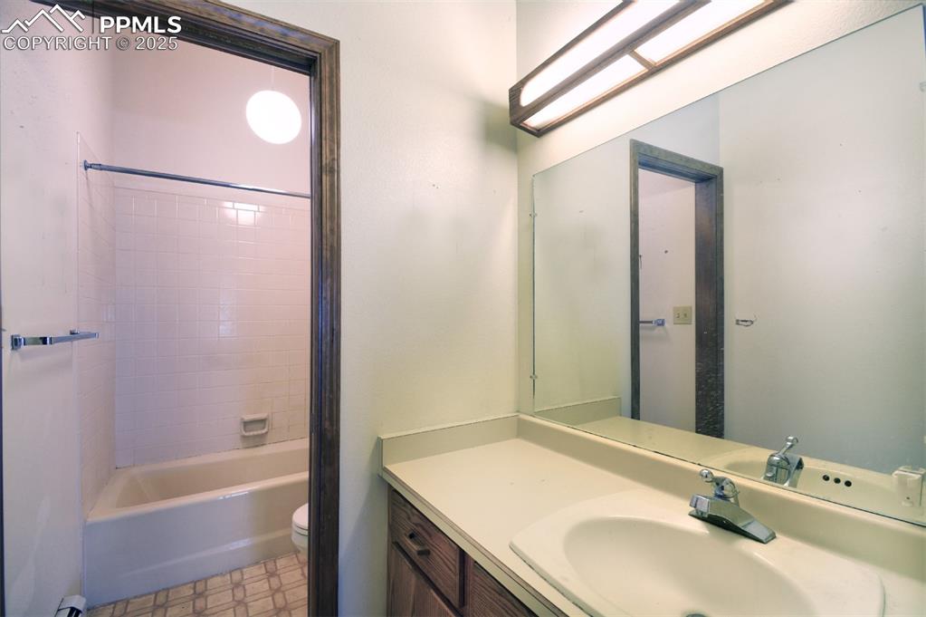 Image 33 of 46: Main bathroom on main level.
