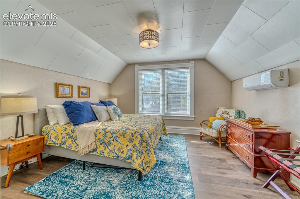 Image 17 of 48: Bedroom
