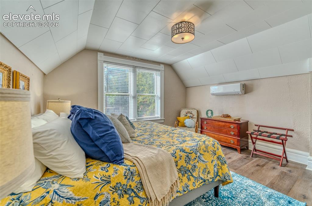 Image 18 of 48: Bedroom