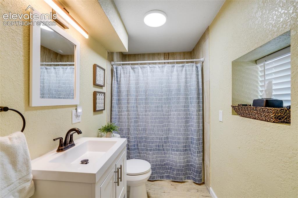 Image 35 of 48: Bathroom