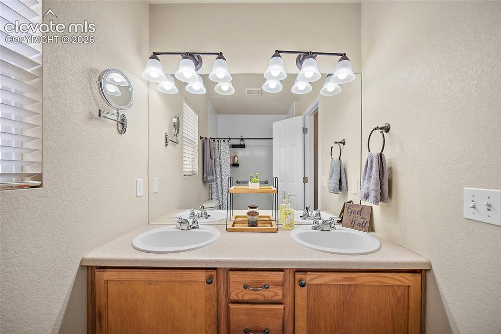 Image 19 of 42: Bathroom