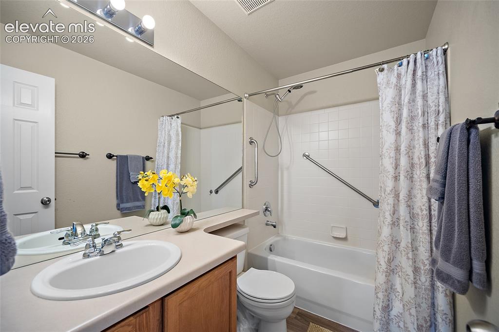 Image 34 of 42: Bathroom