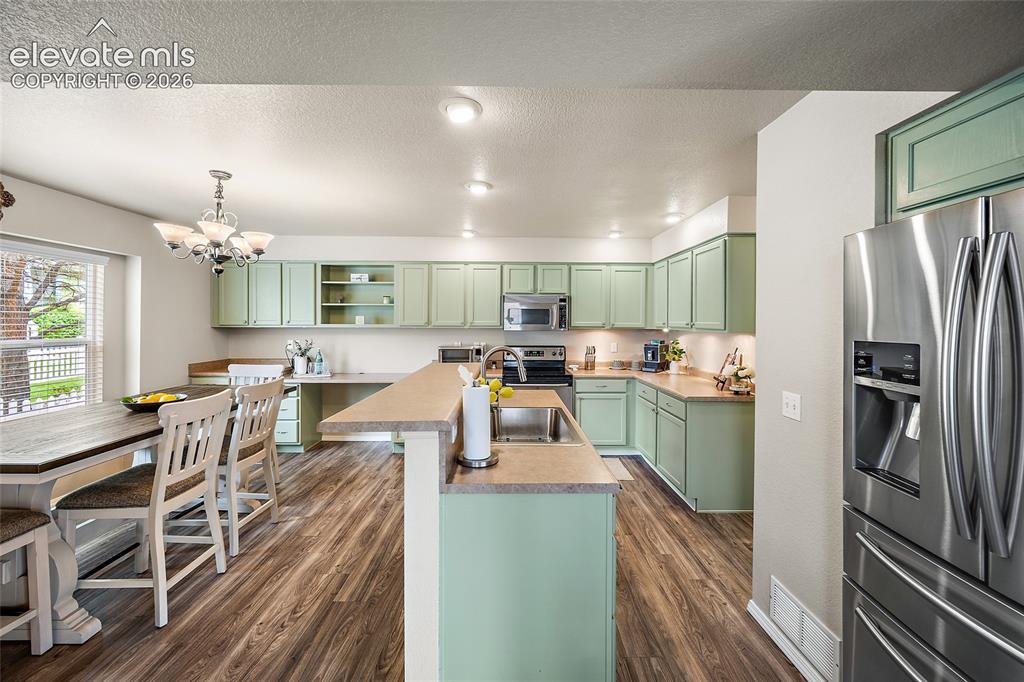 Image 5 of 42: Kitchen