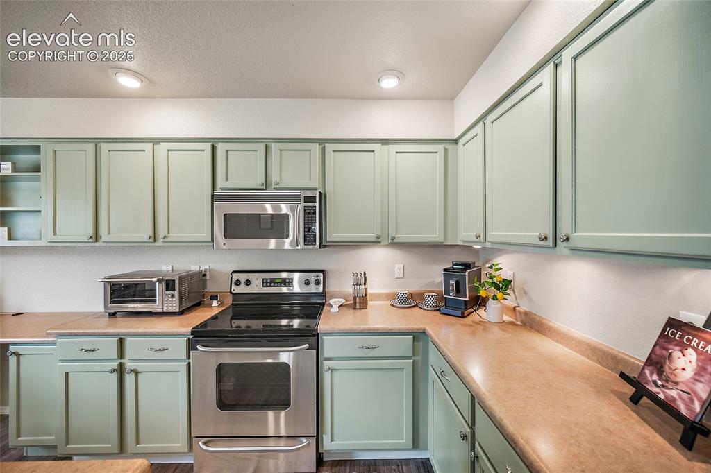 Image 6 of 42: Kitchen