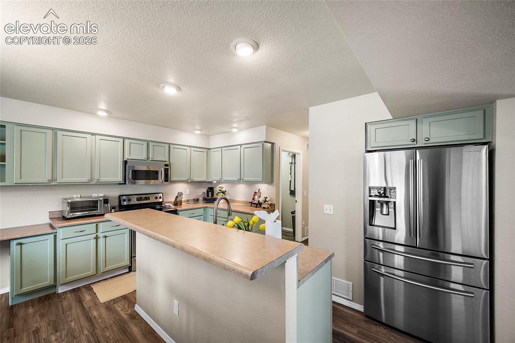 Image 7 of 42: Kitchen