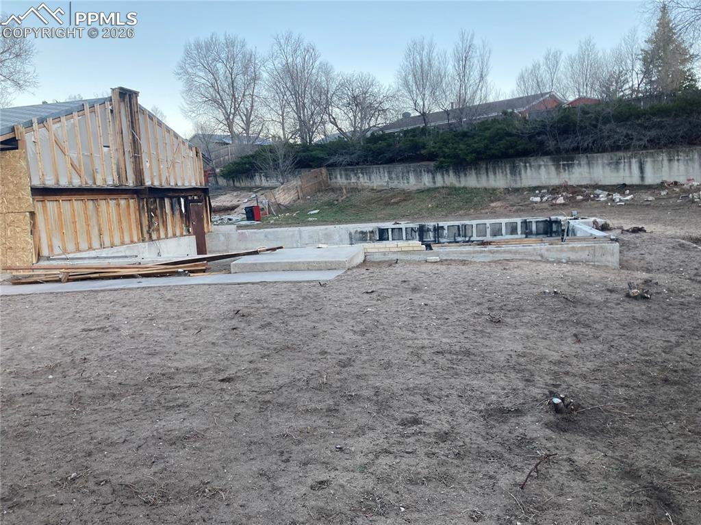Image 4 of 9: Yard