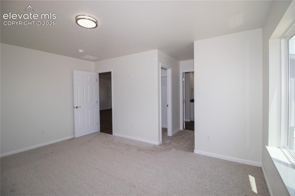 Image 19 of 28: Bedroom