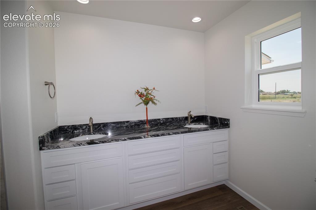 Image 20 of 28: Bathroom