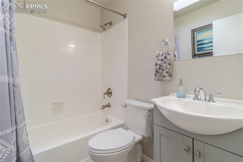 Image 20 of 29: Upstairs hall bath