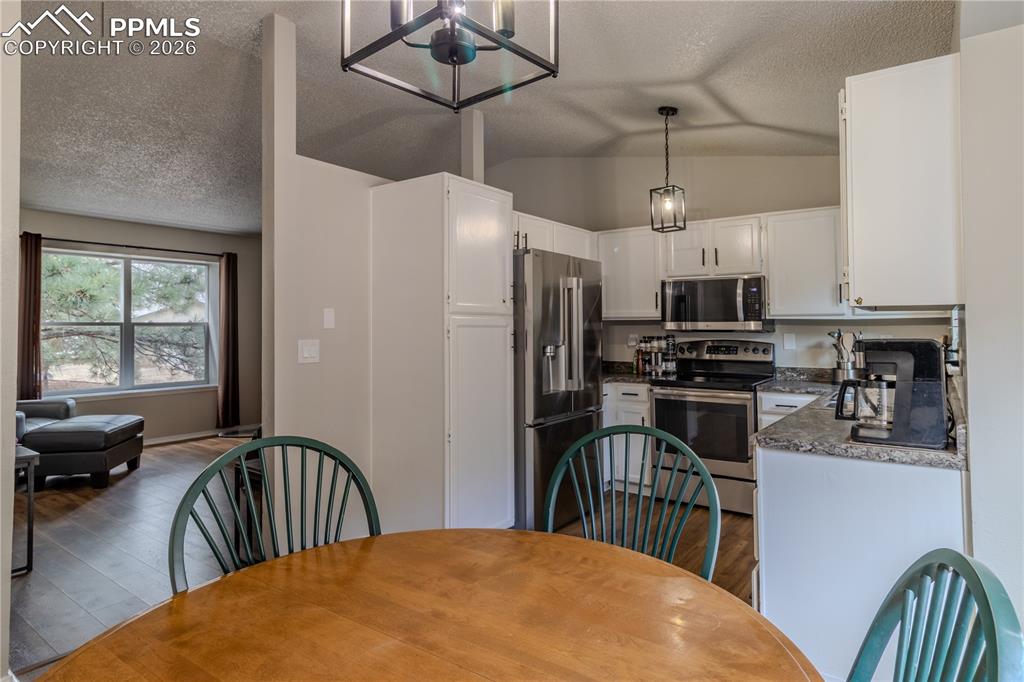 Image 6 of 29: Eat in Kitchen