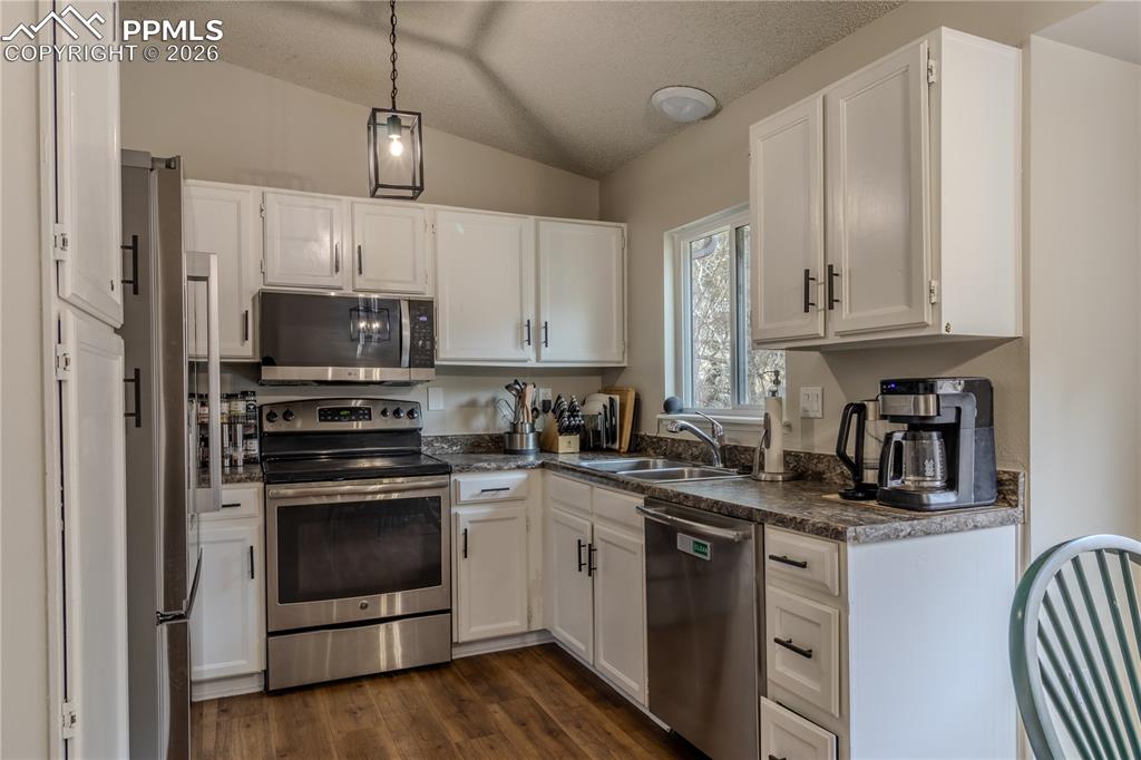 Image 7 of 29: Kitchen