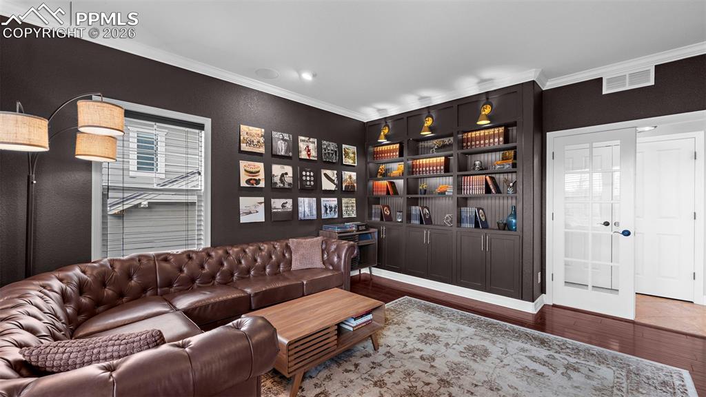 Image 10 of 50: Office