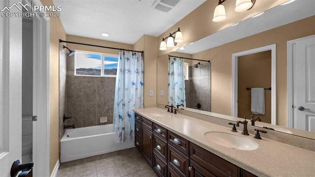 Image 23 of 50: Bedroom