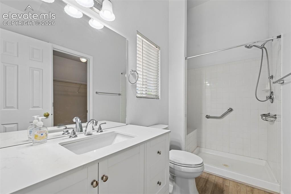 Image 16 of 47: Bathroom