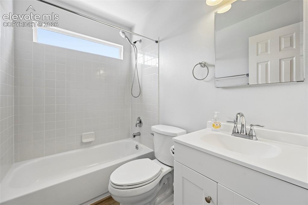 Image 18 of 47: Bathroom