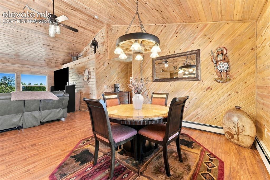 Image 10 of 50: Dining Area