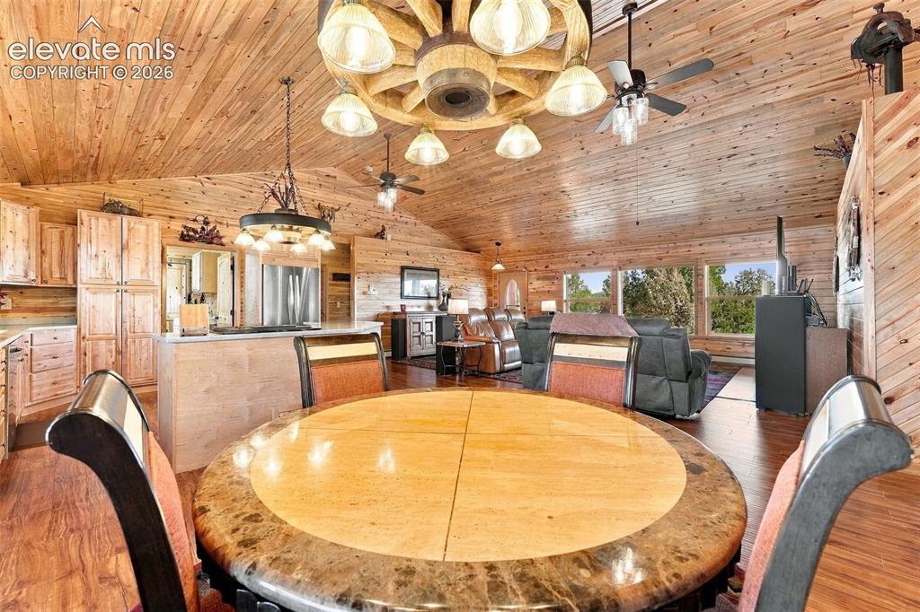 Image 11 of 50: Dining Area