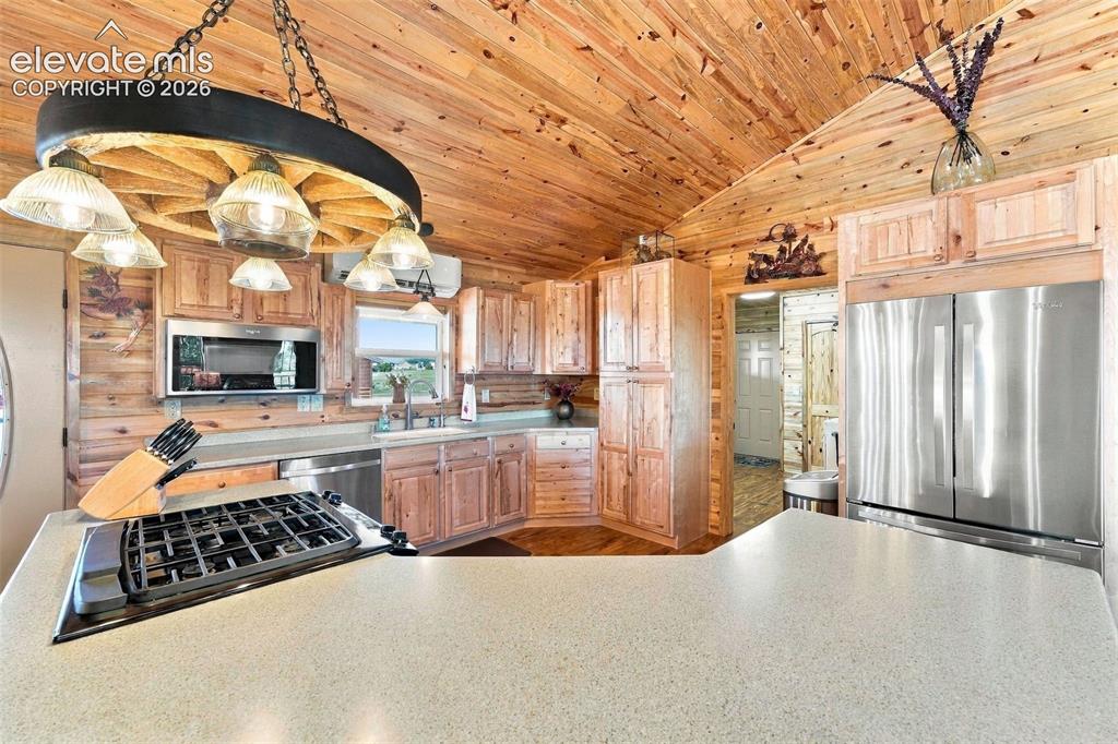 Image 12 of 50: Kitchen