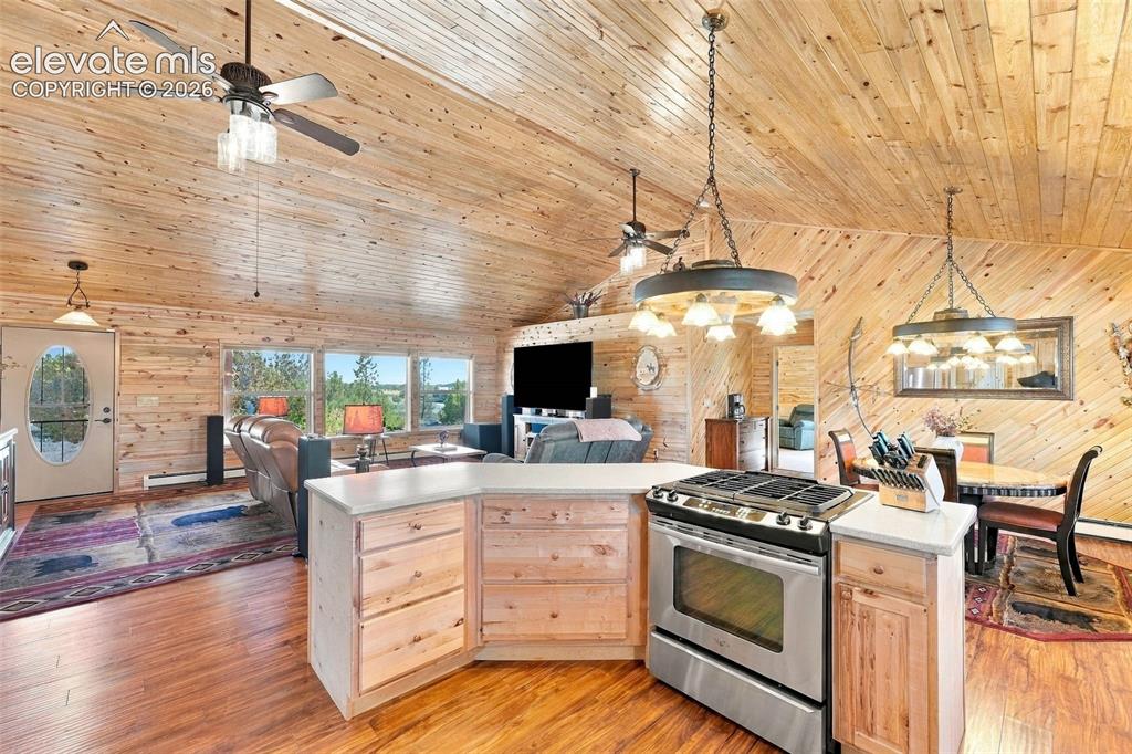 Image 14 of 50: Kitchen