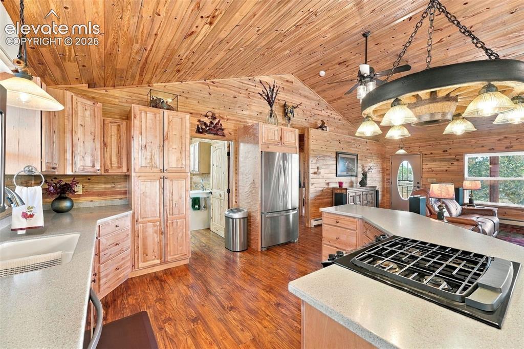 Image 15 of 50: Kitchen