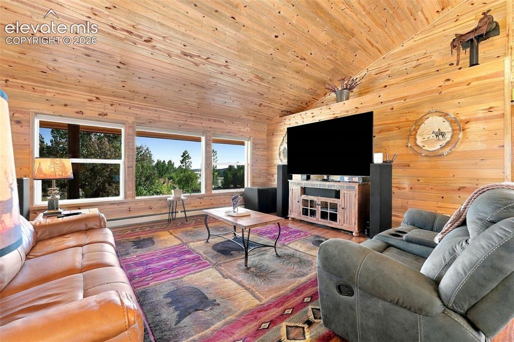 Image 5 of 50: Living Room