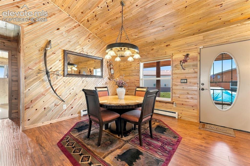 Image 9 of 50: Dining Area