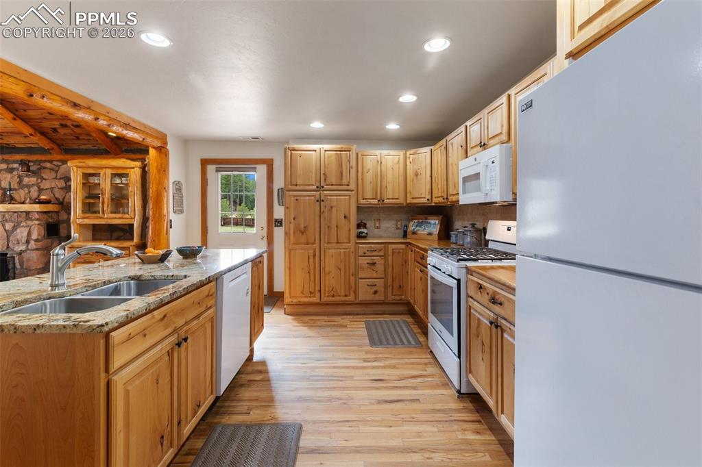 Image 23 of 48: Kitchen