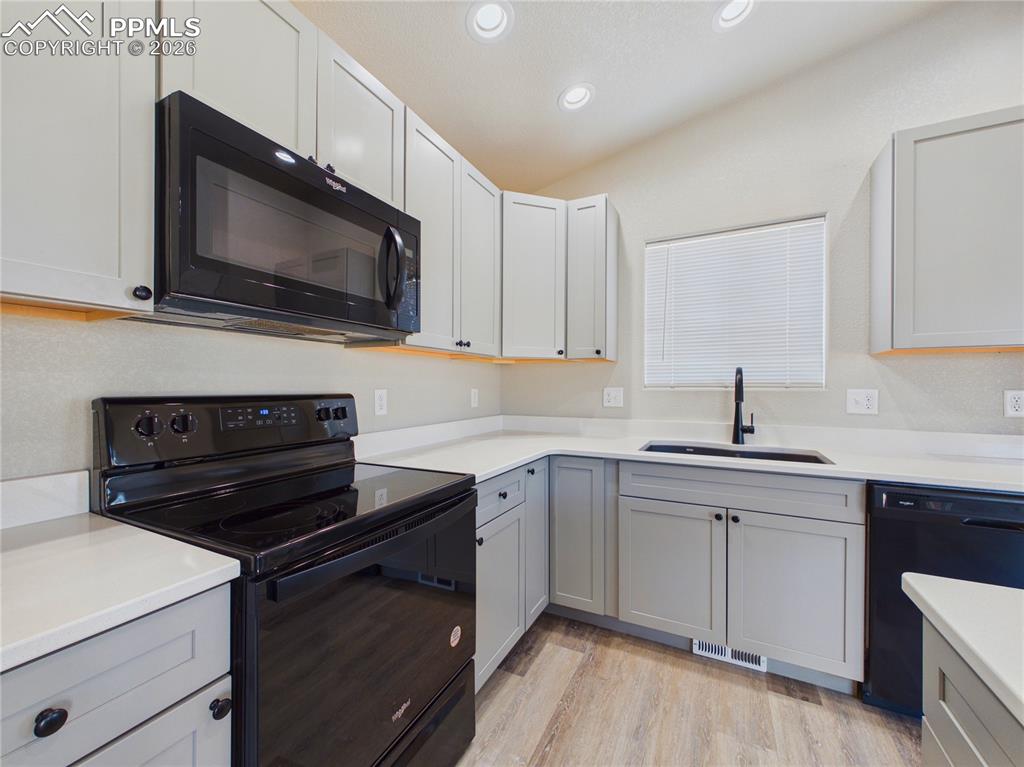 Image 11 of 31: Kitchen