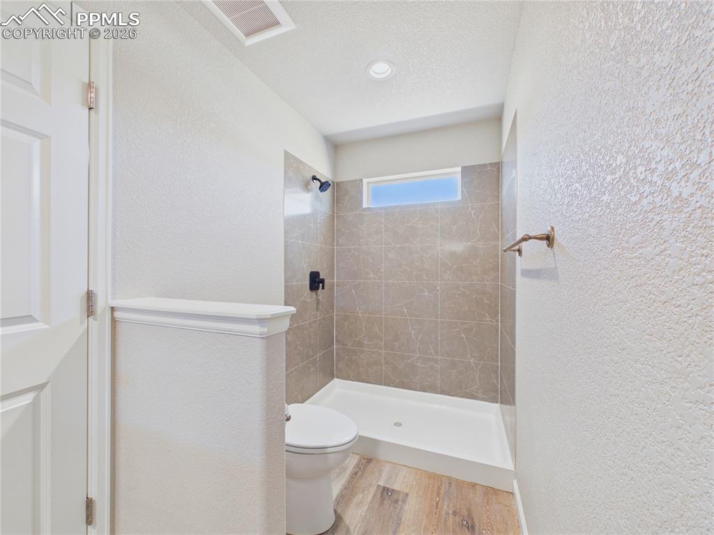 Image 18 of 31: Bathroom