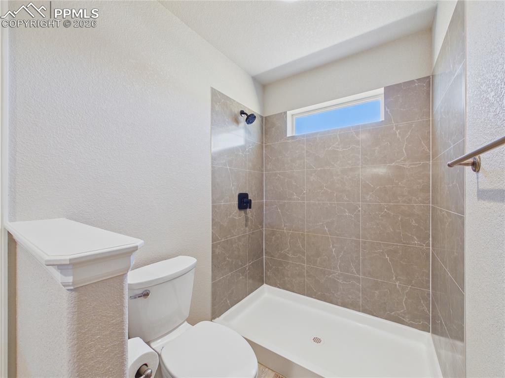 Image 19 of 31: Bathroom