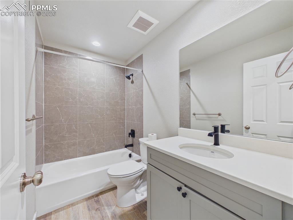 Image 22 of 31: Bathroom