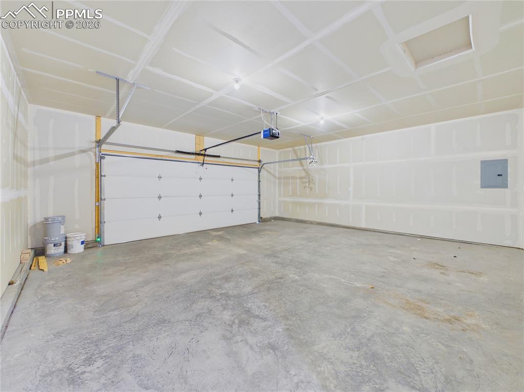 Image 26 of 31: Garage