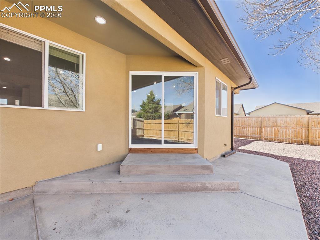 Image 33 of 34: Entry