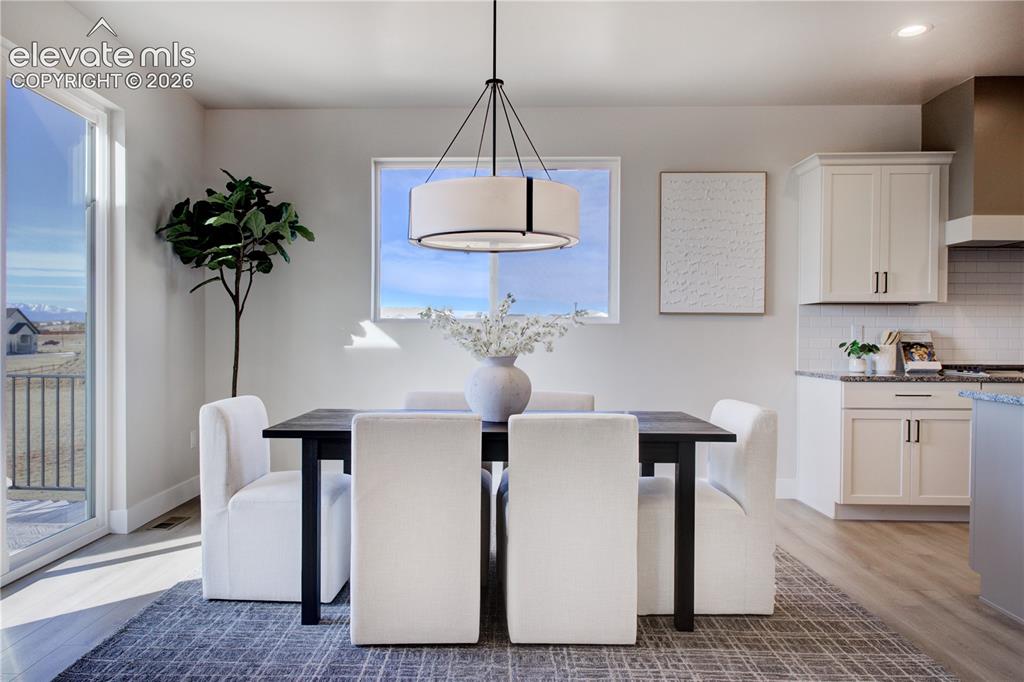 Image 8 of 35: Dining area