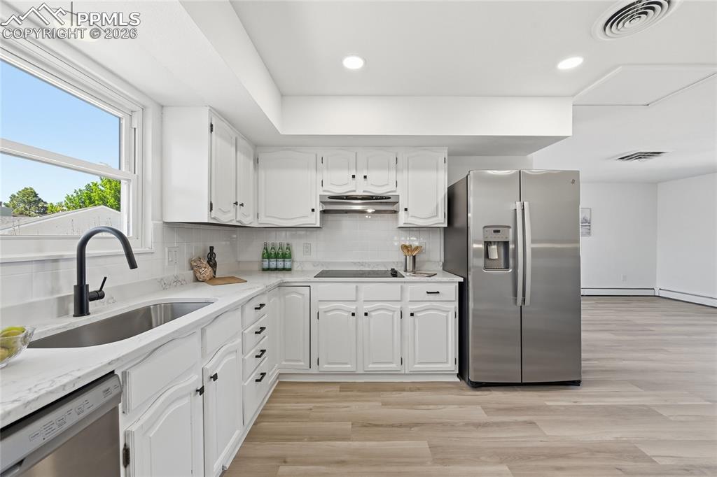 Image 10 of 50: Kitchen