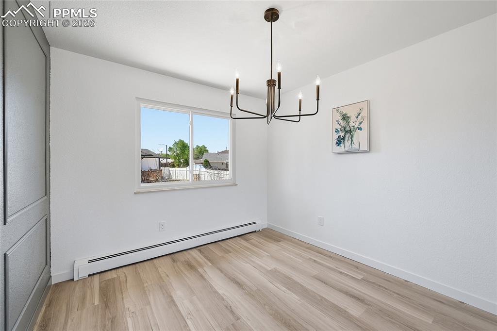 Image 14 of 50: Dining Area