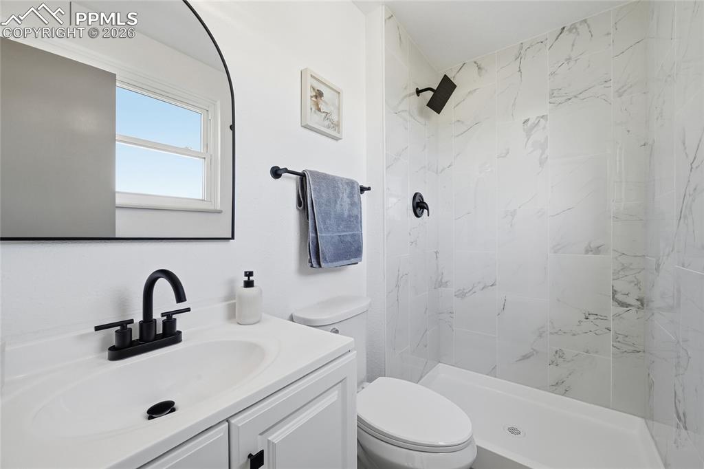 Image 28 of 50: Bathroom