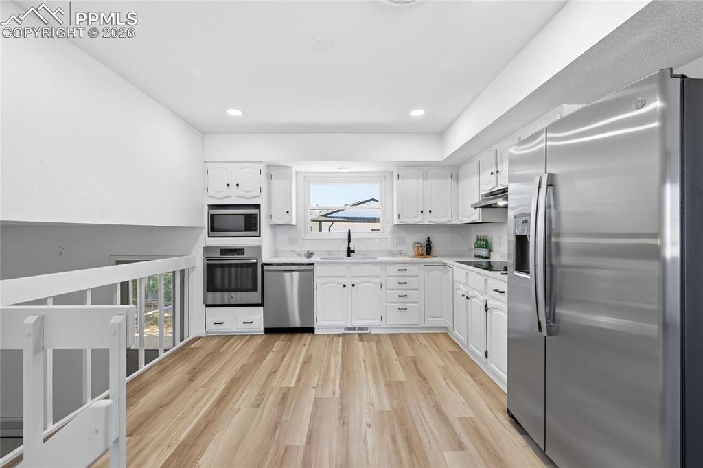 Image 3 of 50: Kitchen