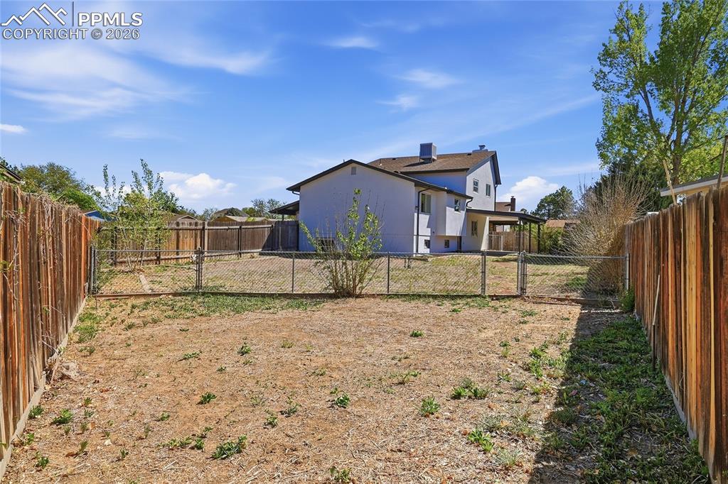 Image 44 of 50: Yard