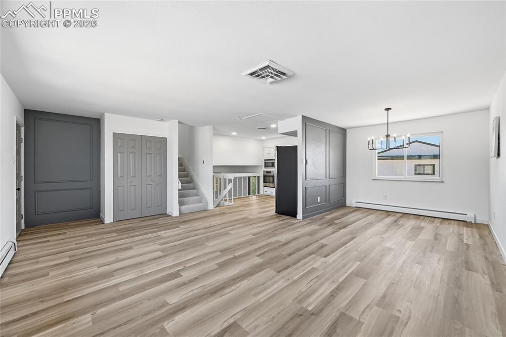 Image 5 of 50: Living Room