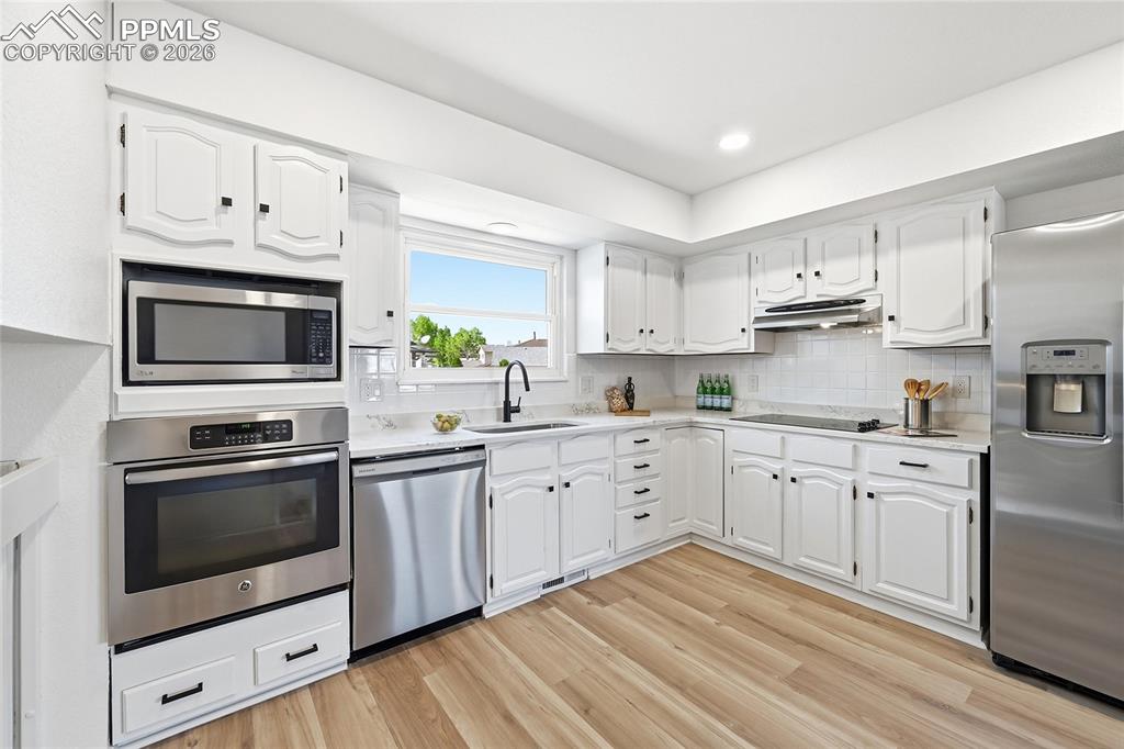 Image 9 of 50: Kitchen