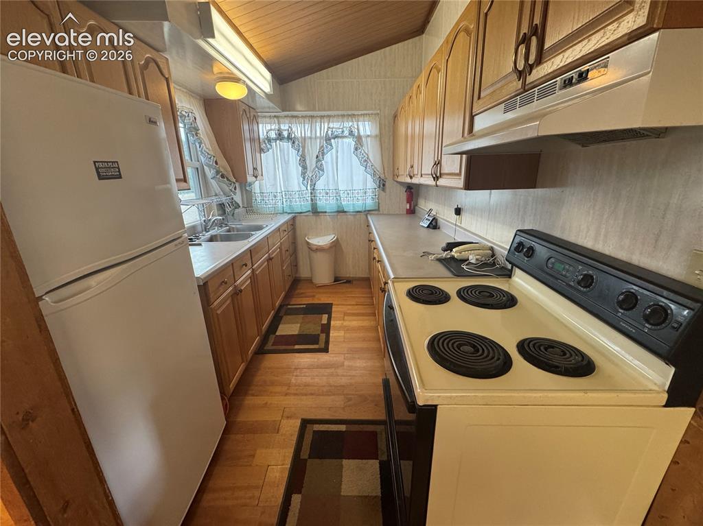 Image 12 of 43: Kitchen