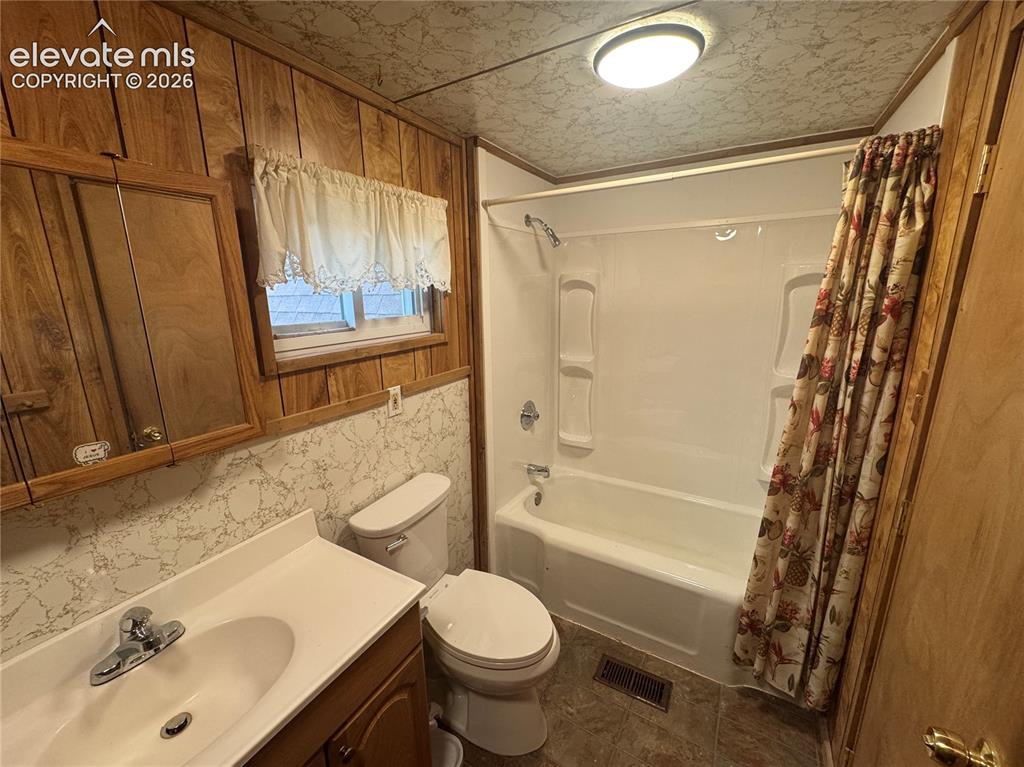 Image 20 of 43: Bathroom