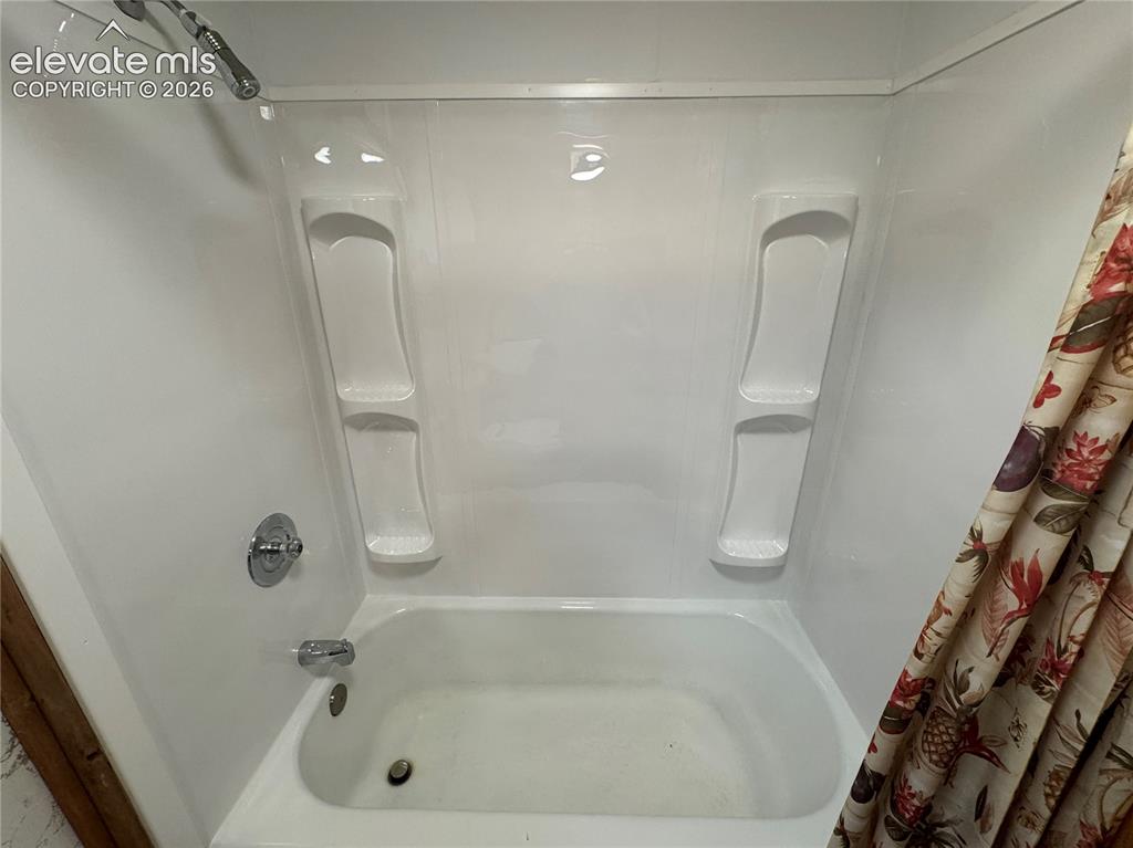 Image 21 of 43: Bathroom