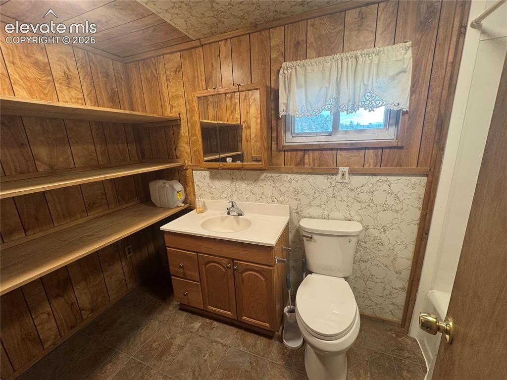 Image 22 of 43: Bathroom