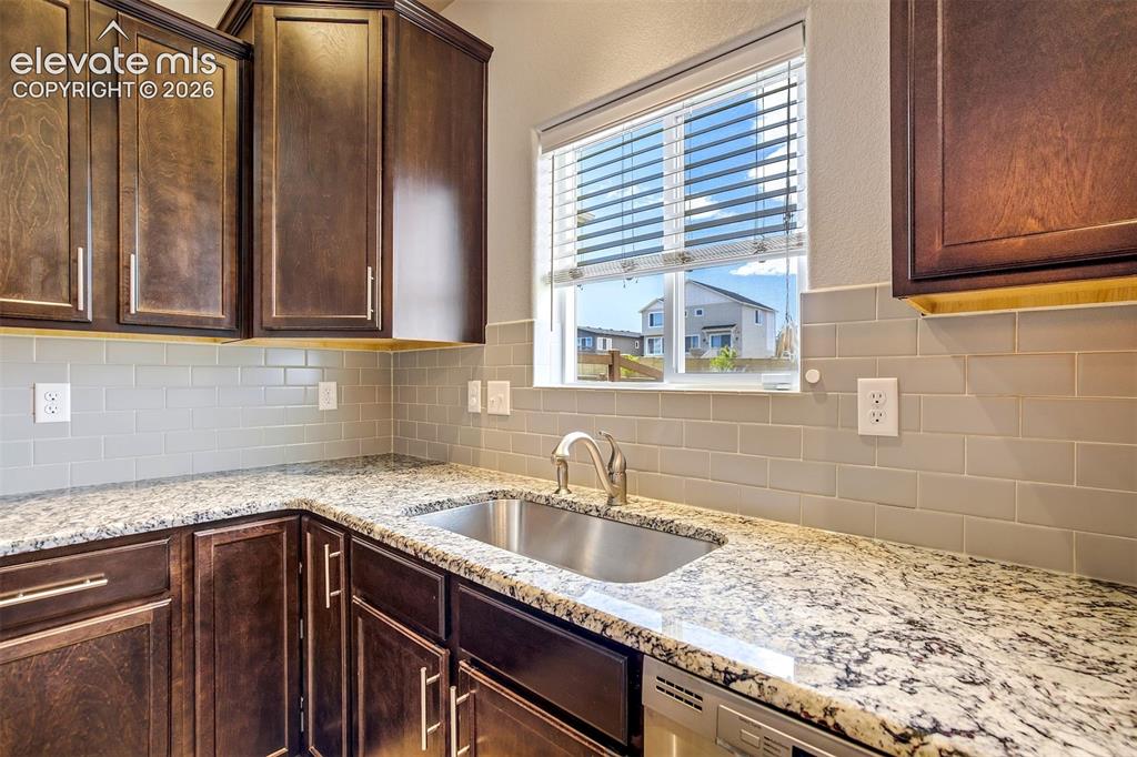 Image 14 of 50: Kitchen