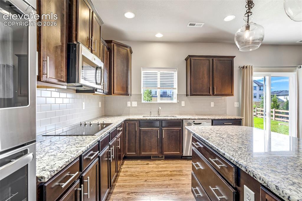 Image 17 of 50: Kitchen