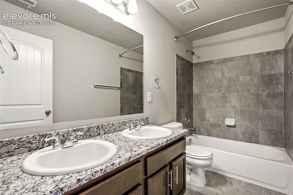 Image 39 of 50: Bathroom