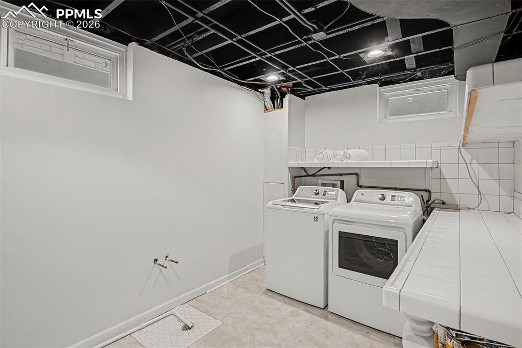 Image 19 of 25: Washer and dryer included