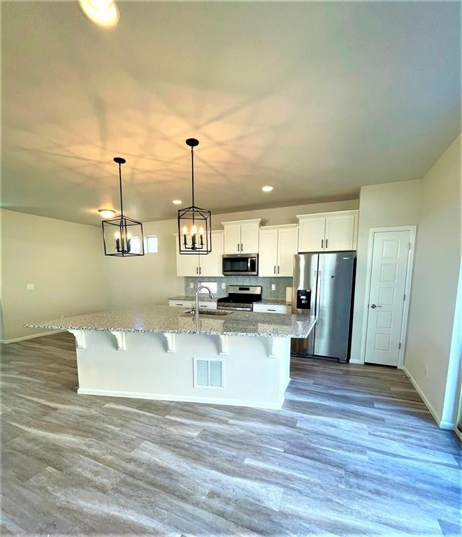 Image 10 of 23: Kitchen